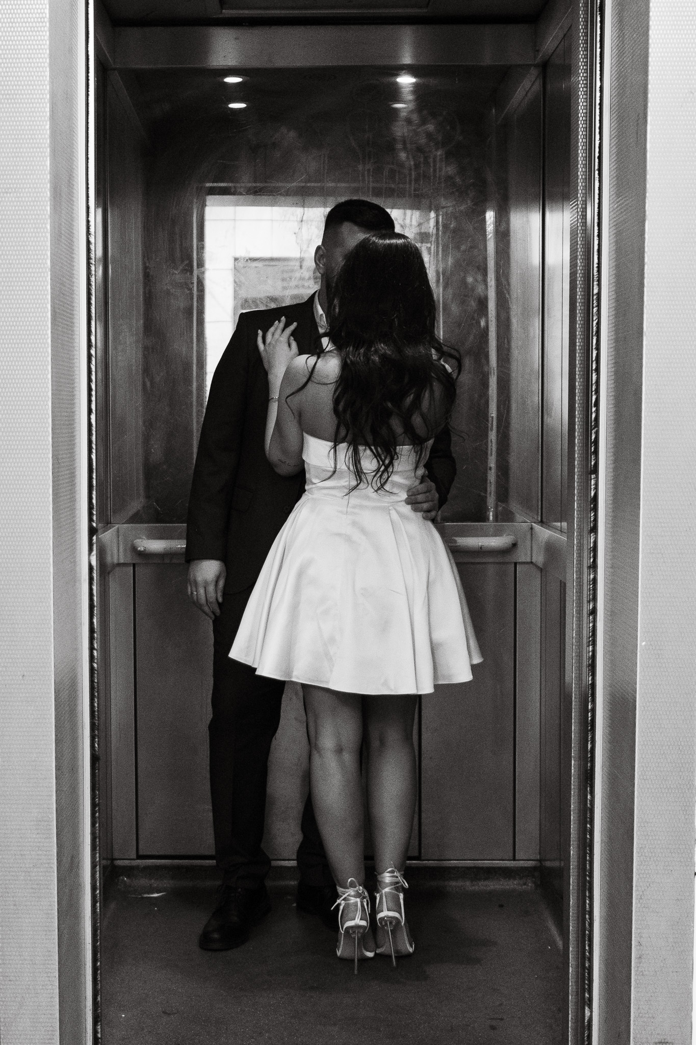 Couple inside an lift posing for a romantic photo session